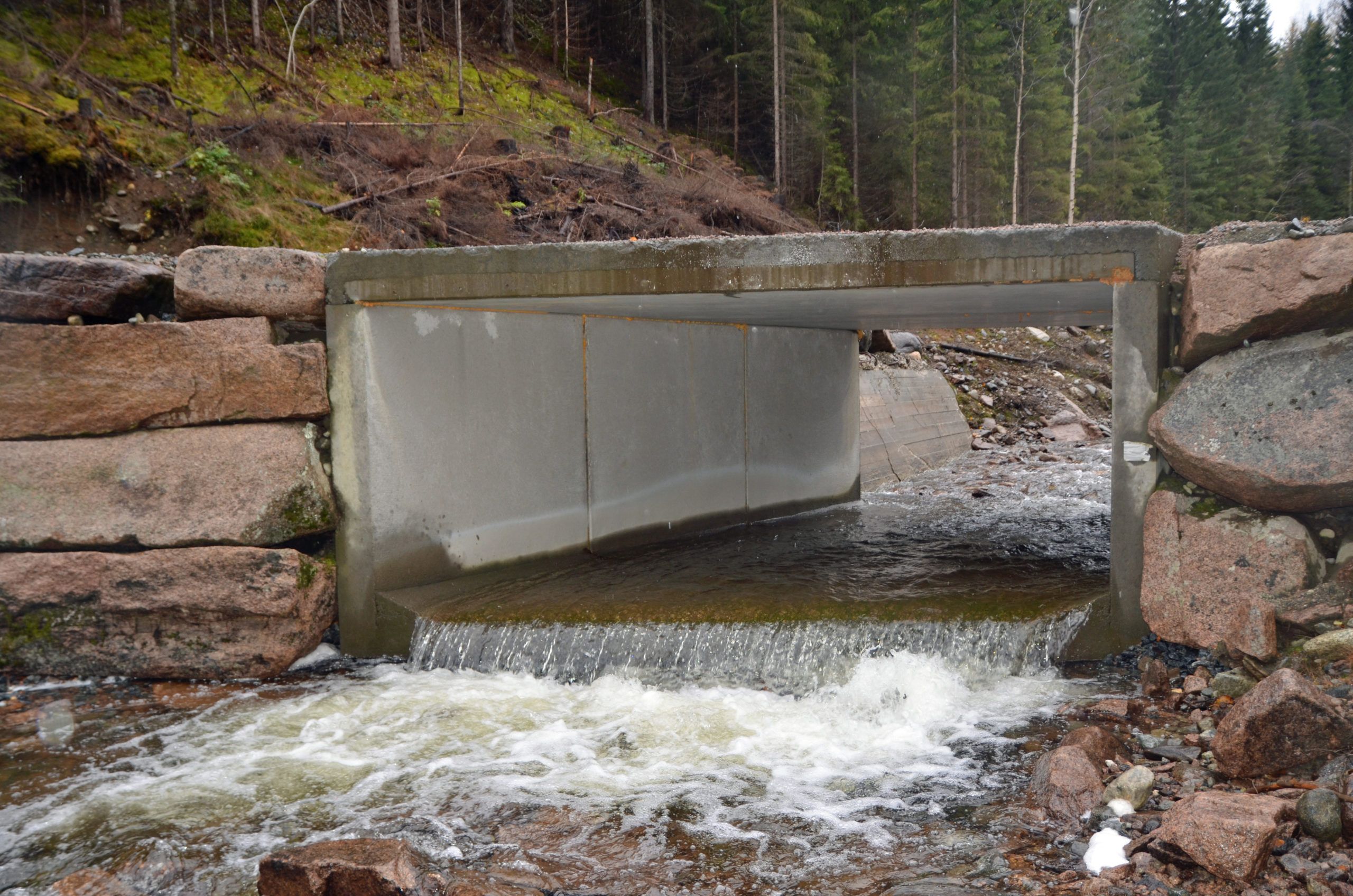Bygging av vei, særlig i bratt terreng, krever at man finner løsninger som gjør at vannet i størst mulig grad kan følge sine naturlige veier, og bli ledet under eller utenom veien.