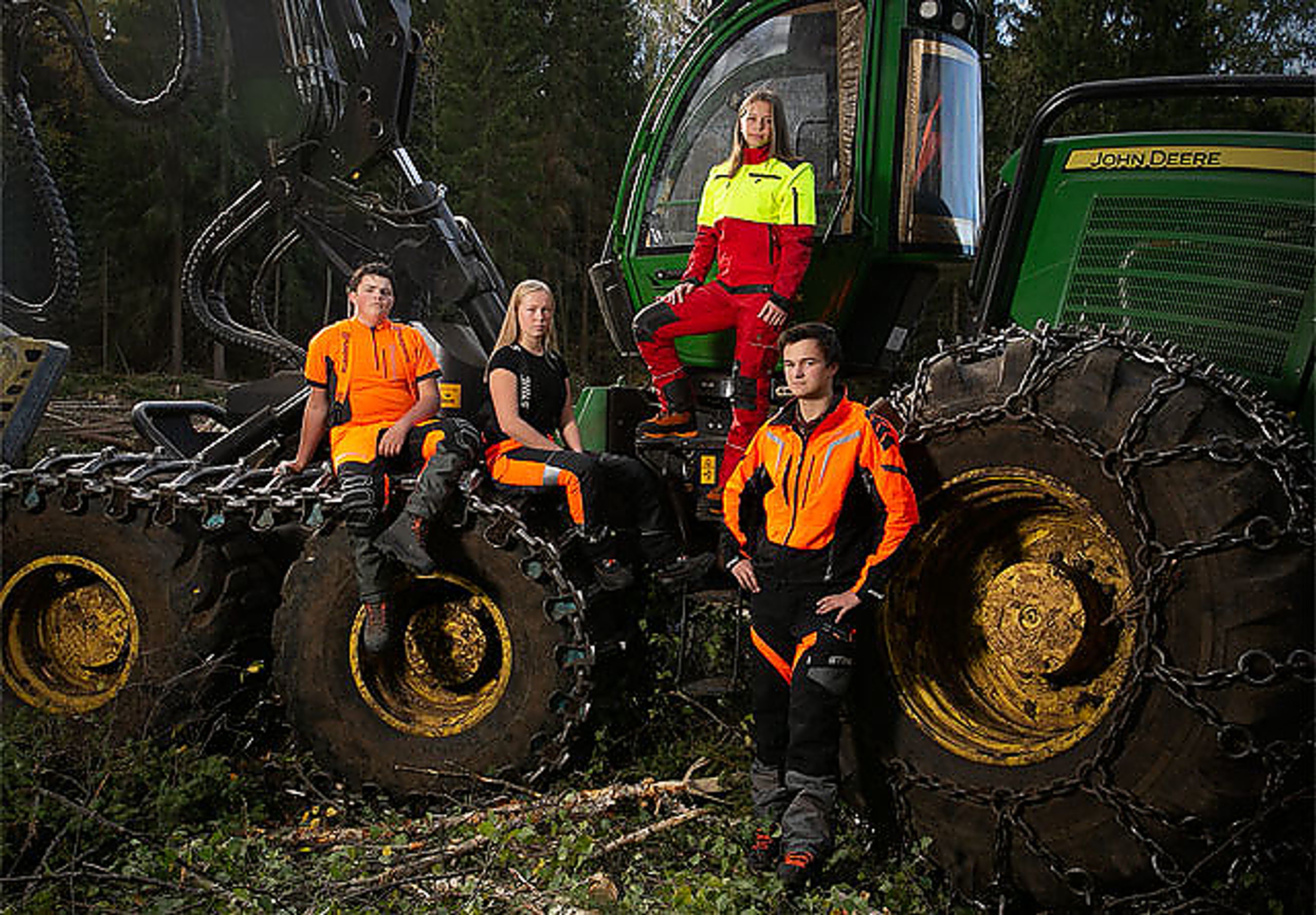 Einar i Husquarnas Technical Extremebukse og Husquarnastøvler. Marte har Stihls X-TREEmbukse med seler og Stihlstøvler. Ingeborg har på seg bukse og jakke fra Norforest, levert fra Norlog. De oransje støvlene er av merket Meindl, også fra Norlog. Andreas har på seg Stihls jakke og bukse i serien X-flex. Støvlene er også fra Stihl.