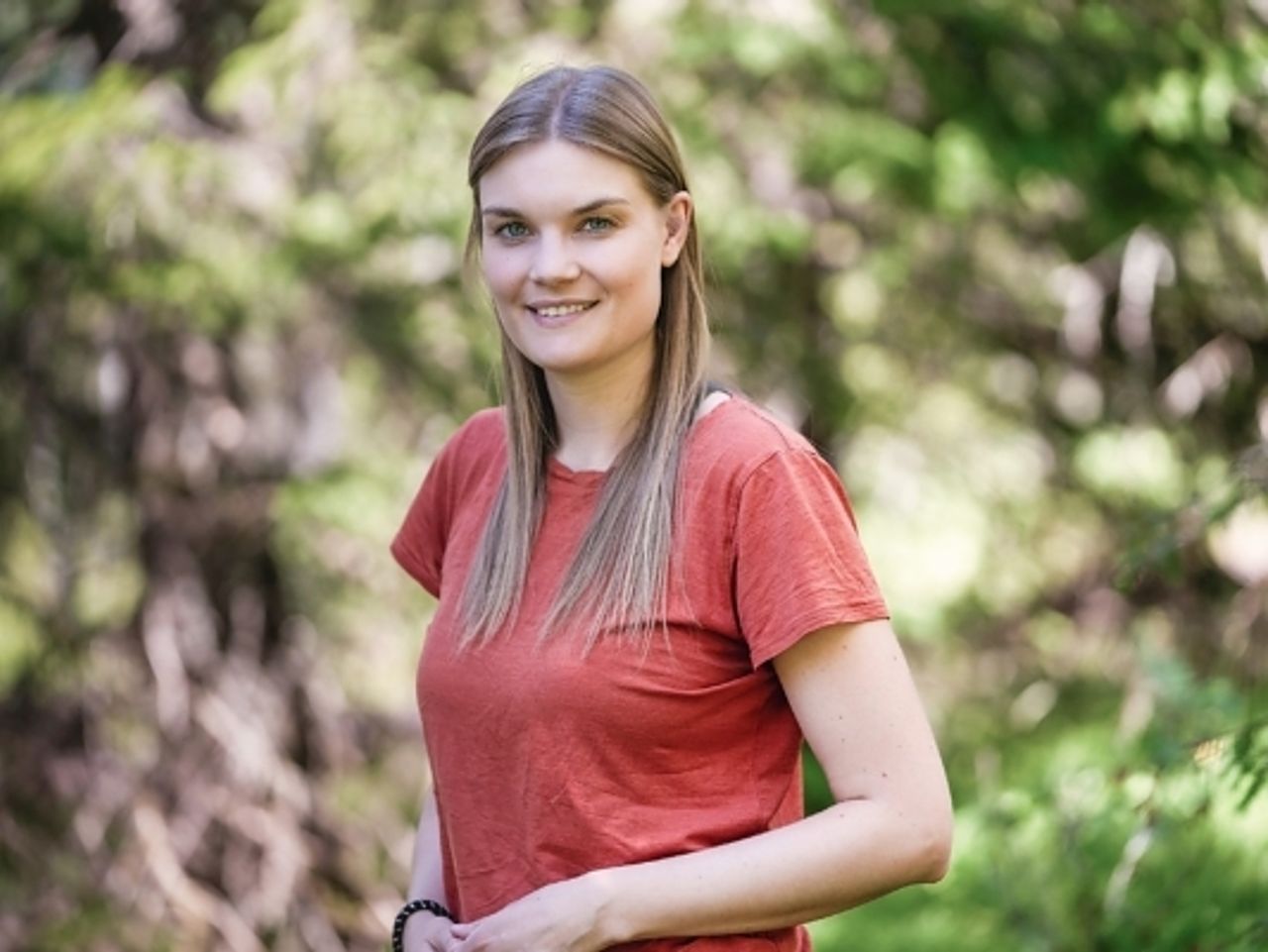 - Røtter fra trær og annen vegetasjon binder også sammen jordsmonnet, og slik minimeres faren for erosjon, sier Ida Aarø.