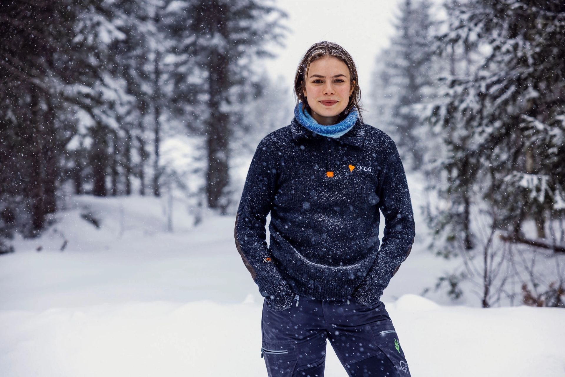 Viil Flaata står i snødekt skog og ser mot kamera.