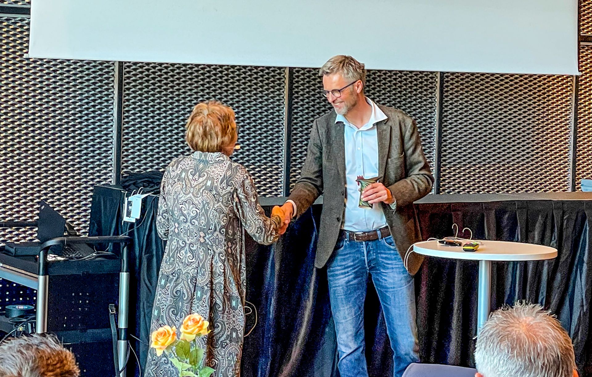 Erik Trømborg får en oppmerksomhet etter sitt innlegg om skogens rolle i det grønne skiftet.