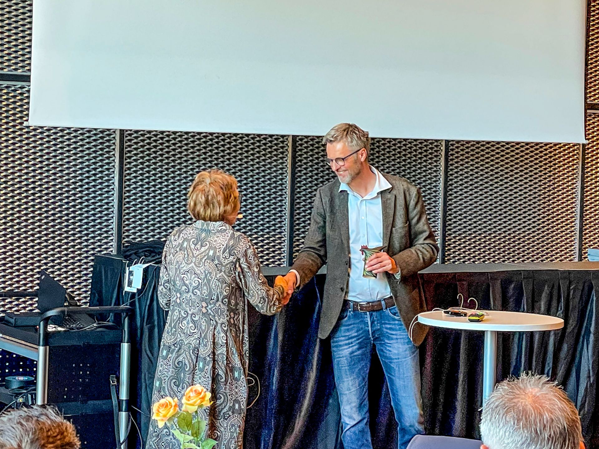Erik Trømborg får en oppmerksomhet etter sitt innlegg om skogens rolle i det grønne skiftet.