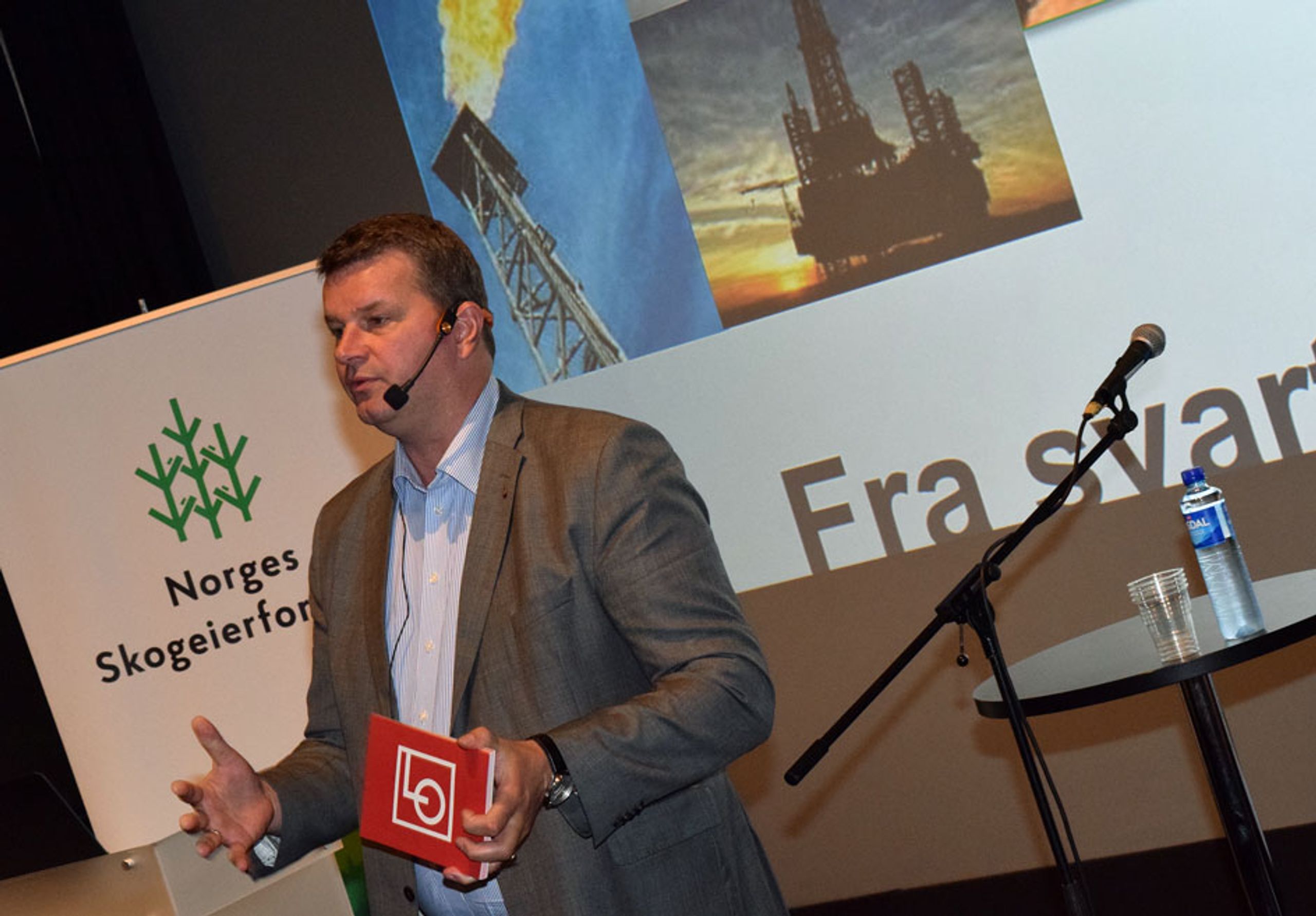 LO-leder Hans Christian Gabrielsen på møte i Arendal. Foto: Stine Solbakken