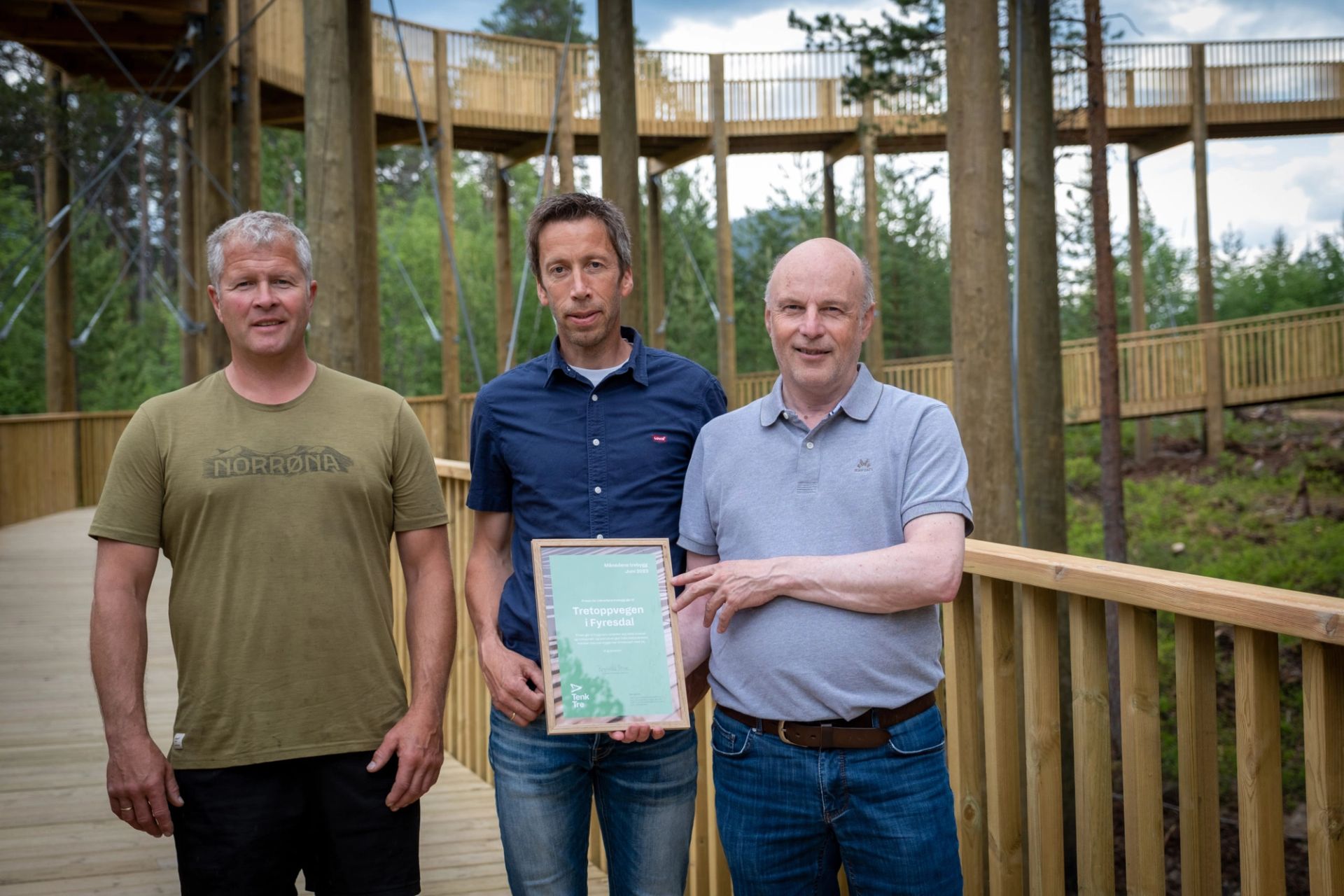 STOLTE: Byggmester Inge Aamlid (f.v), byggleder Aslak Momrak-Haugan og ordfører i Fyresdal kommune Erik Skjervagen håper Tretoppvegen vil føre mange turister til bygda. Foto: Ragnhild Erevik Fosse