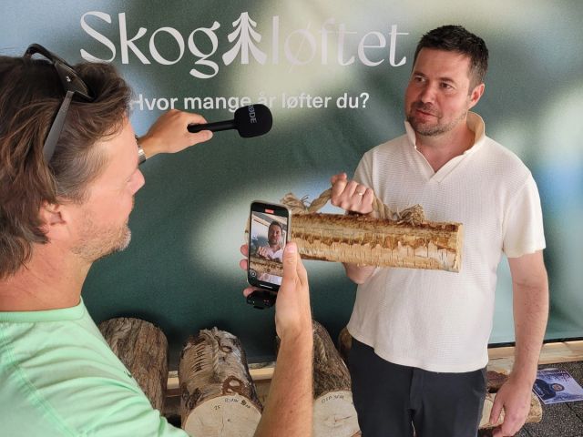 Geir Pollestad (Sp) kom innom standen for skogløft og skogprat.