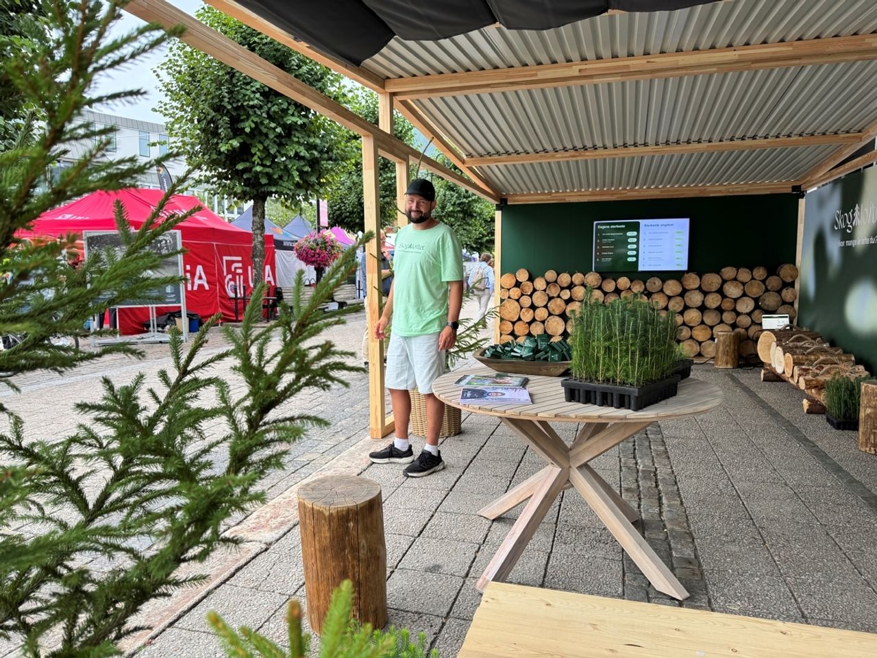 Skogløftets stand er sentralt plassert ved DNB-bygget i Arendal sentrum. Foto: Maren Andrea Rønning.