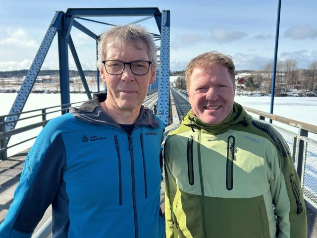 Dag Skjølaas i Skogeierforbundet og Sigbjørn Gjelsvik (Sp) ved Sandstad bru i Innlandet. Brua er en av flere gamle og svake bruer som må fornyes