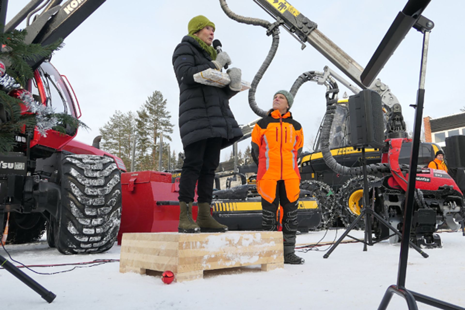 Ordfører i Kongsberg Kari Anne Sand (Sp) hadde stått på for at Buskerud fylkeskommune skulle bevilge fem millioner til nytt skogsutstyr. Hun ga rektor Hanne Merete Hagby et nytt sverd med kjede. Det kommer godt med når tolv elever skal trene i ekte og moderne skogsdrift.