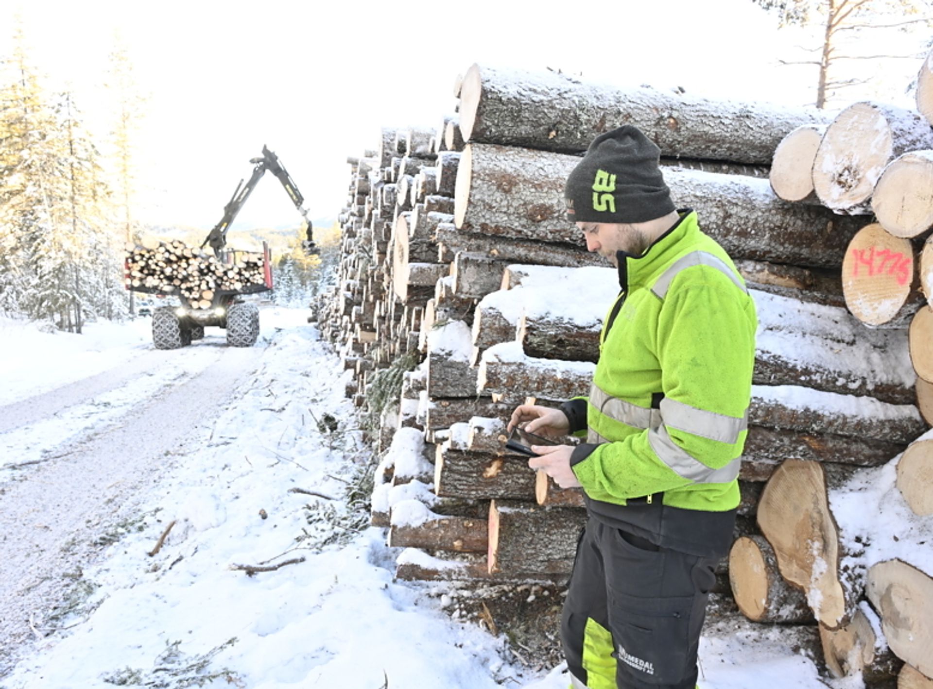 Knut Sigurd Brekke i Numedal Skogsdrift må også planlegge hogstoppdragene nøye. Det tar tid, men han kan ikke risikere å gjøre noe feil verken overfor deg eller naturen.