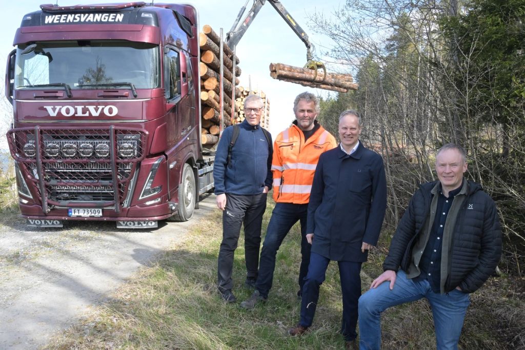 Fra venstre: Dag Skjølaas, rådgiver i Norges Skogeierforbund, Jan Ivar Simensen, daglig leder i Weensvangen Transport, Jon-Ivar Nygård, samferdselsminister (Ap), og Bjørn Håvard Evjen, administrerende direktør i Norges Skogeierforbund.