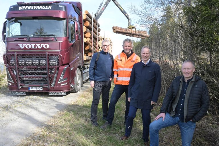 Fra venstre: Dag Skjølaas, rådgiver i Norges Skogeierforbund, Jan Ivar Simensen, daglig leder i Weensvangen Transport, Jon-Ivar Nygård, samferdselsminister (Ap), og Bjørn Håvard Evjen, administrerende direktør i Norges Skogeierforbund.