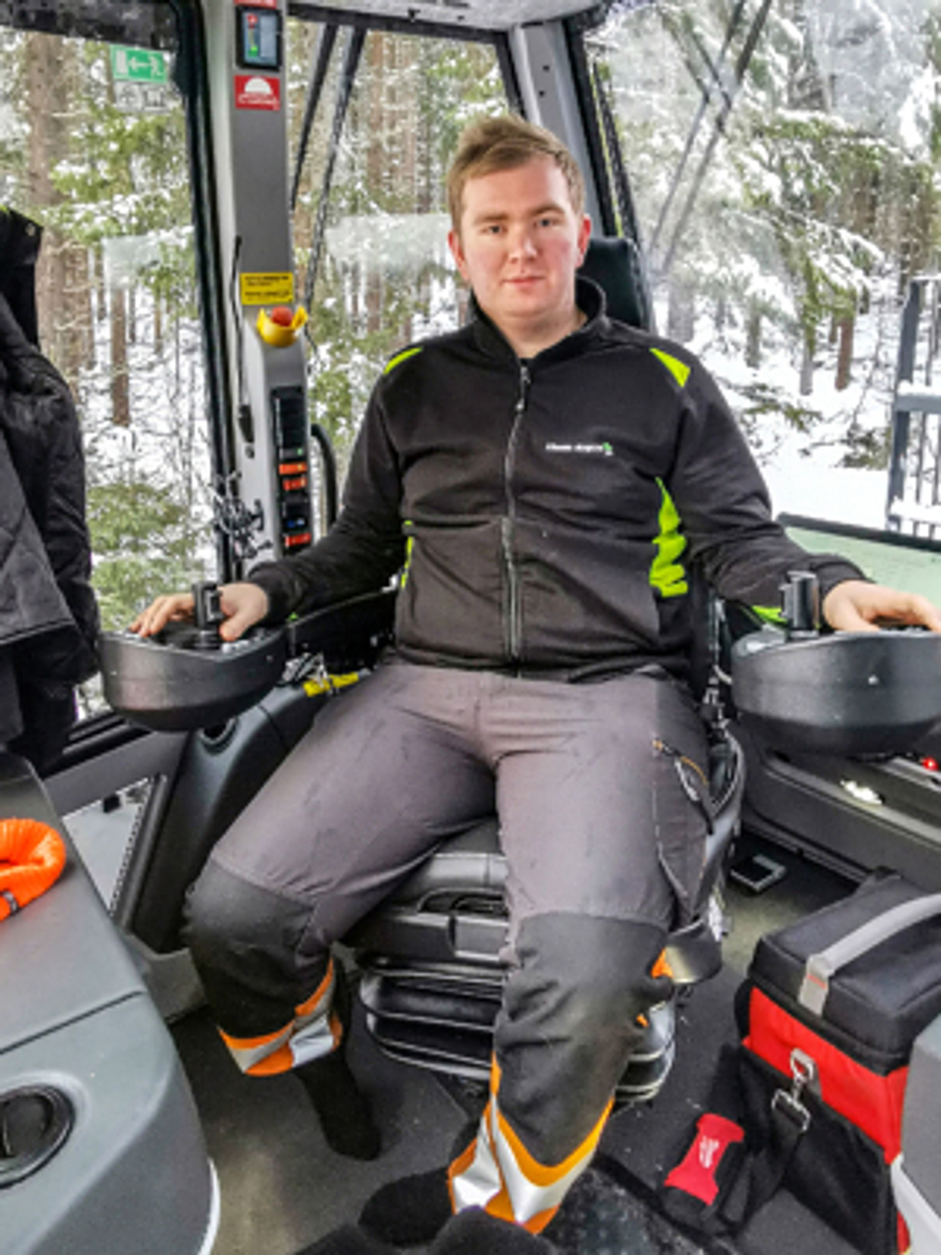 Sander trives godt bak spakene i lastbæreren.