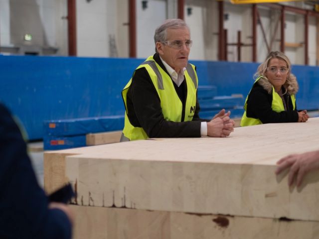 Statsminister Jonas Gahr Støre (Ap) og landbruksminister Sandra Borch (Sp) besøkte Moelven Industrier i forrige uke.