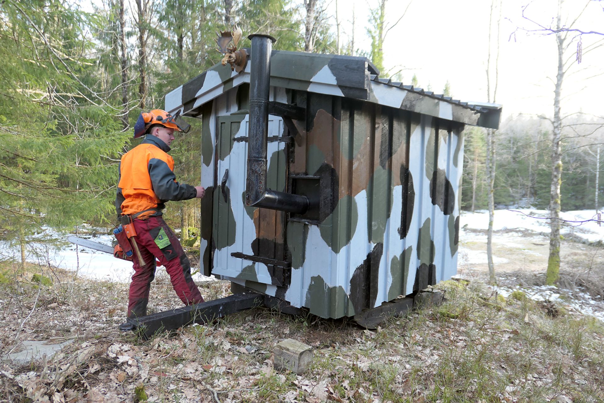 Bestefars kvilebrakke i helt ny drakt. Ole Kristen har restaurert den til en jaktbu. Etter noen vedpinner, kan den også tjene som badstue.