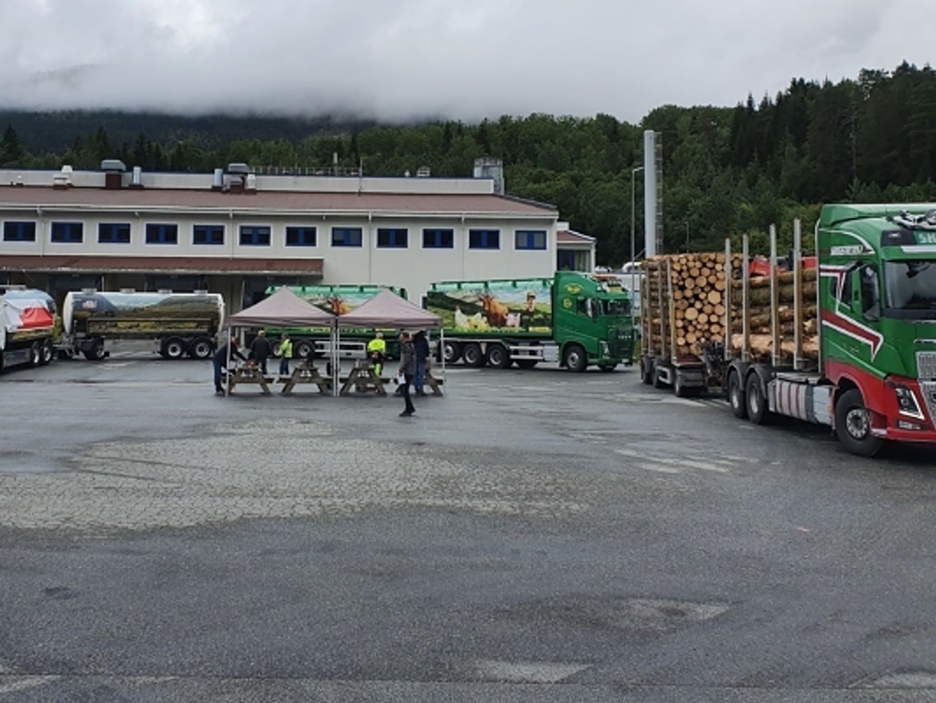 Sjåfører som frakter melk, fôr eller tømmer må ofte sette fra seg hengeren når de er ute og kjører på Vestlandet. Her er forskjellige vogntog stilt opp på Meieriplassen i Byrkjelo i forbindelse med et liknende arrangement tidligere i august (Foto: Jan Ivar Rødland, AT Skog).