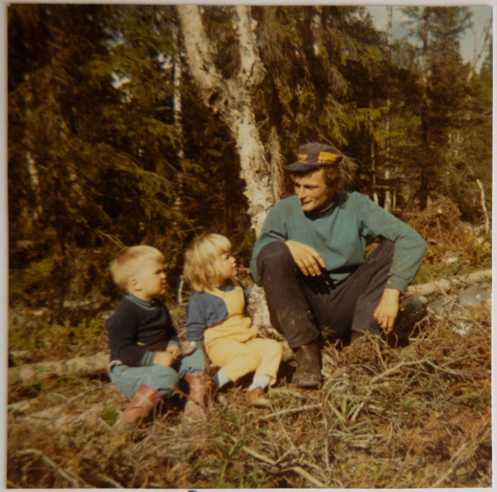 Gammelt fargefoto av Leif Arnfinn med sønnene Sverre og Torkil.