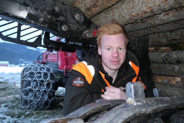 Marius Ormsund er ikke i tvil om at det er bra å jobbe i skogen. Her er det frihet under ansvar.
