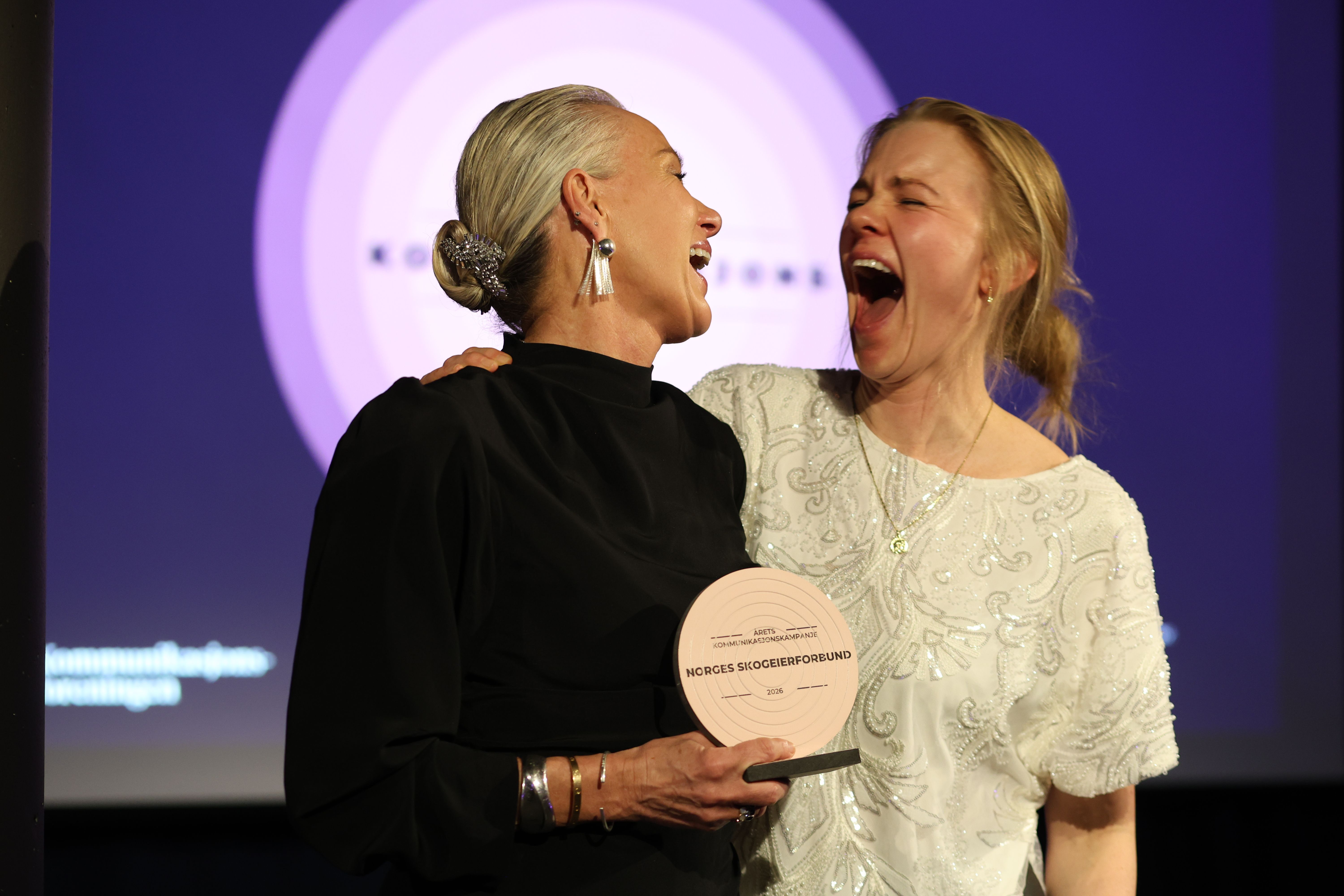 Så glad blir man når man vinner pris. Gjyri Helén Werp og Hanne Røn Arntsen med prisen på scenen.