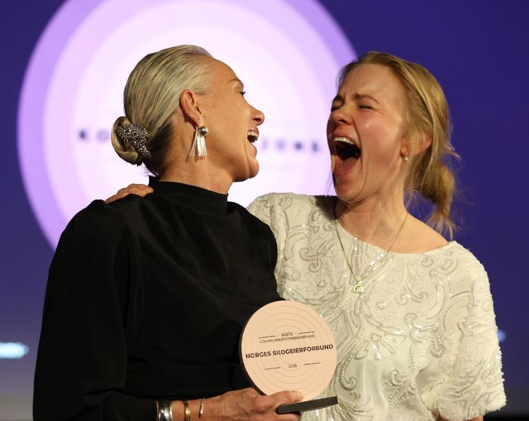Så glad blir man når man vinner pris. Gjyri Helén Werp og Hanne Røn Arntsen med prisen på scenen.