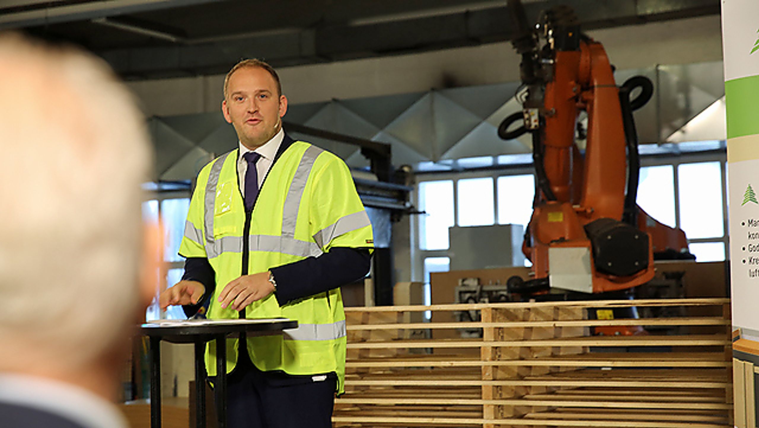 Jon Georg Dale la frem skogmeldingen i Huntons fabrikklokaler denne uken.
