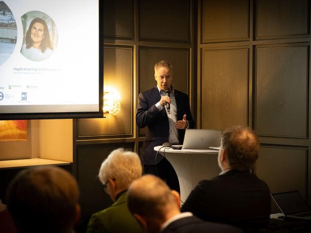 Samferdselsminister Jon-Ivar Nygård (Ap) under tirsdagens frokostseminar i Oslo.
