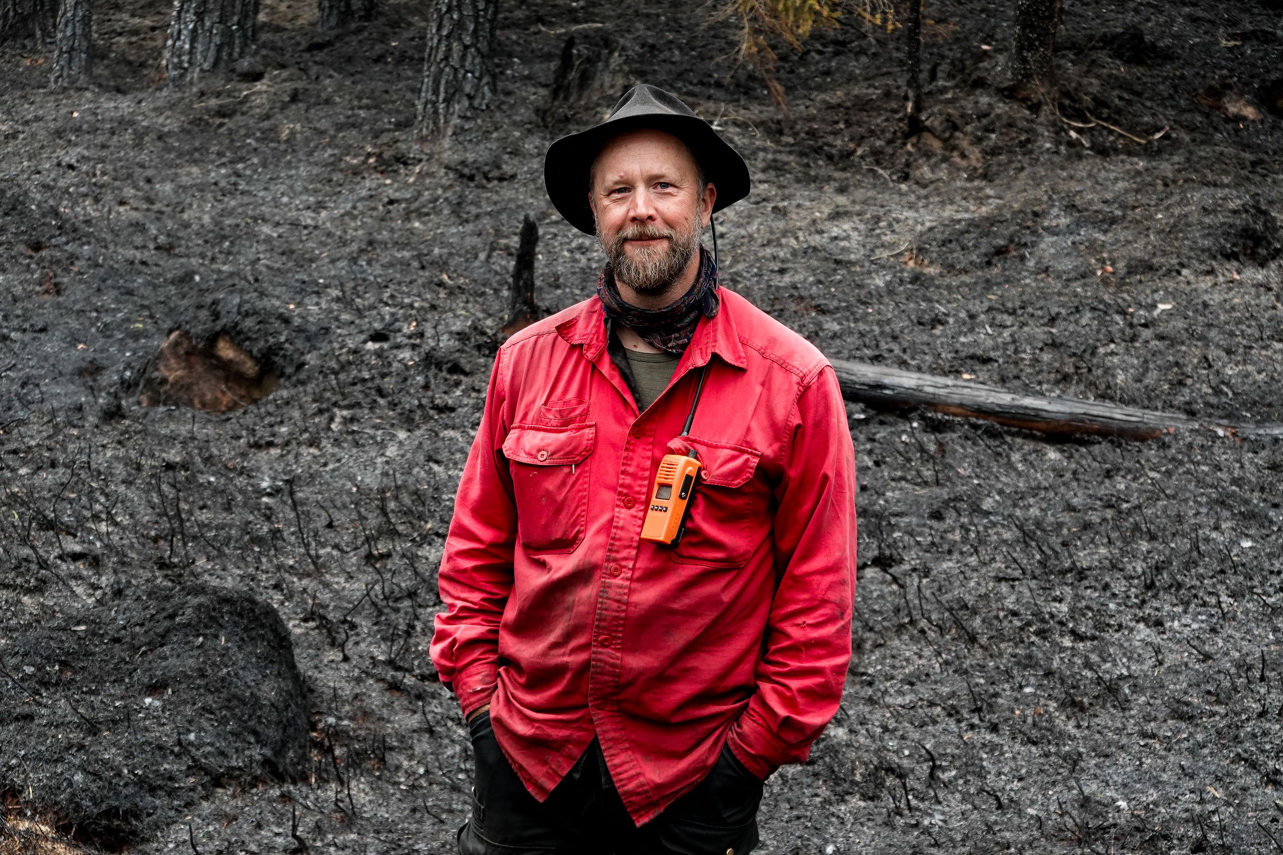 Johan Falck står på den sotsvarte brannflaten. Om et par år vil den igjen være grønn. I mellomtiden er det en del sopp og innsekter som trives ekstra godt.
