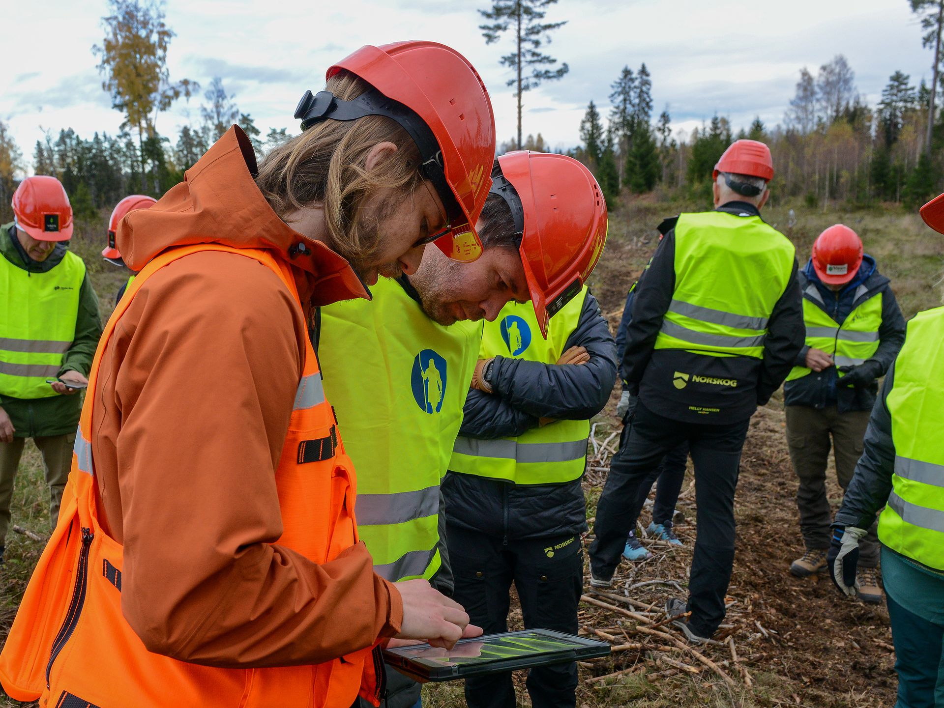Her ser Pollestad hvordan ulike kulturminner i området er registrert på kartet. Disse er tatt hensyn til i forbindelse med skogsdriften. Foto: Marius Lippestad.