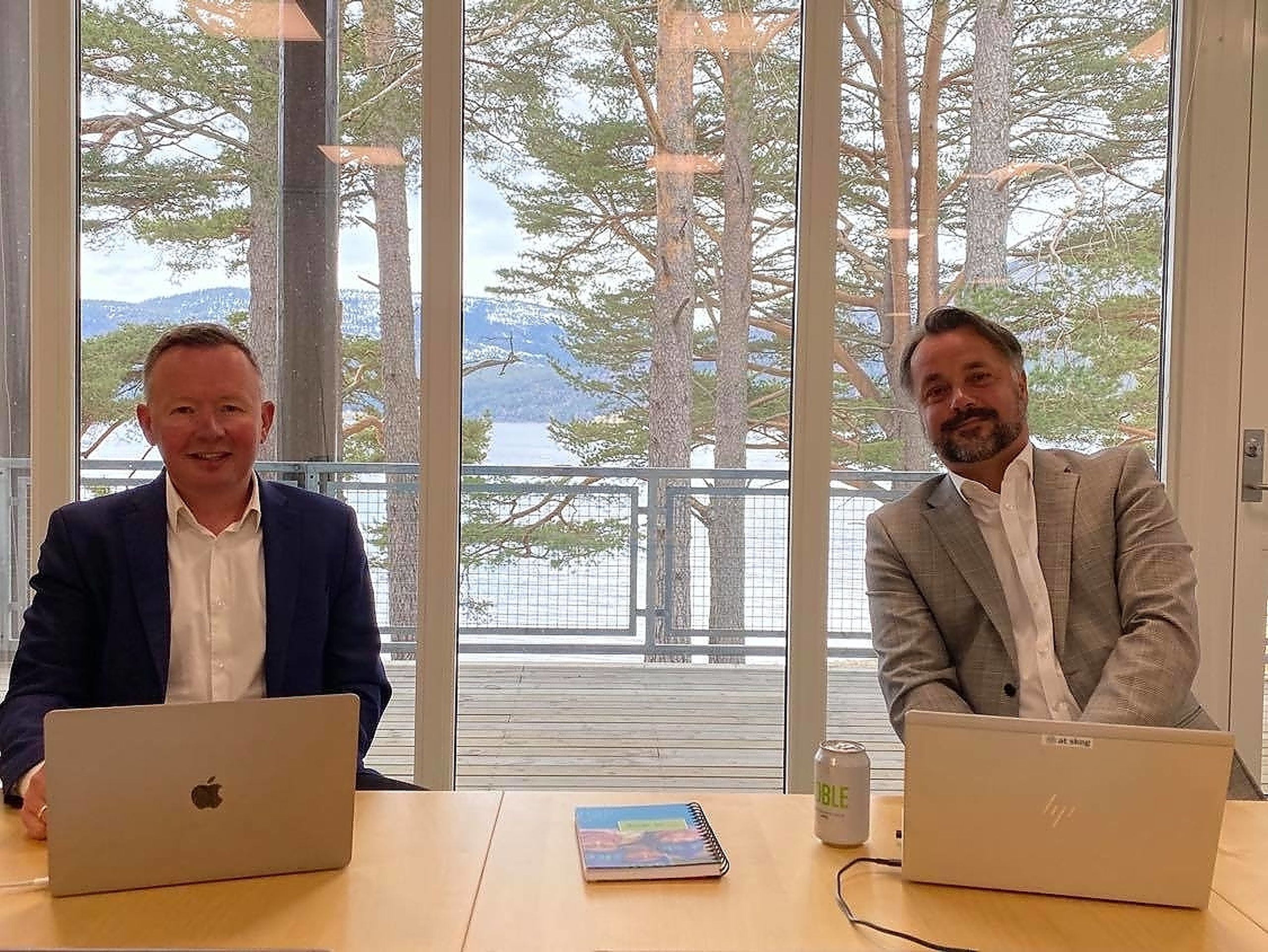For andre gang arrangerte AT Skog årsmøtet digitalt, men i år satt styreleder Olav A. Veum (t.v.) og adm.dir. Anders R. Øynes på kontor i Fyresdal. Foto: Privat.