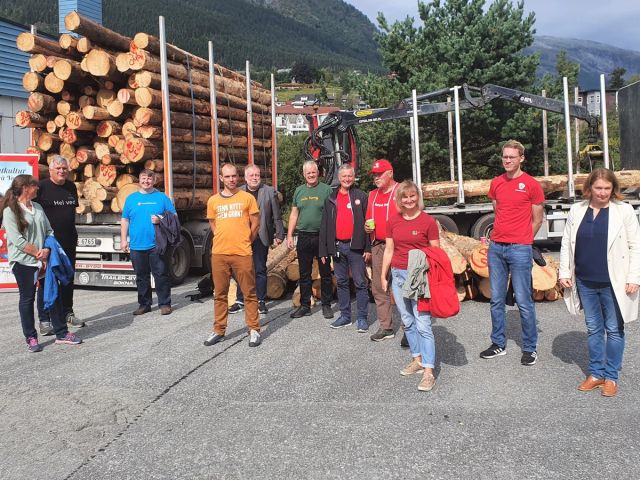 Jan Ivar Rødland fra AT Skog (til venstre i bilde) på Meieriplassen på Voss sammen med stortingskandidater fra Hordaland valgkrets.
