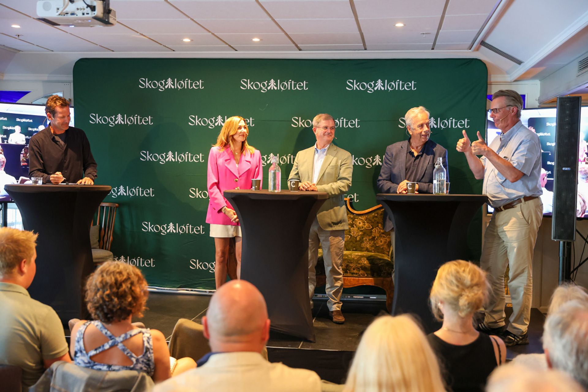 To tomler opp: Johan H. Andresen fikk beskjed om av Almaas om å gi en tommel opp for hver påstand han kom med. Blant annet bekreftet Andresen å ha vært både fotomodell og tegneserieskaper. Foto: Bjørn Hugo Pettersen