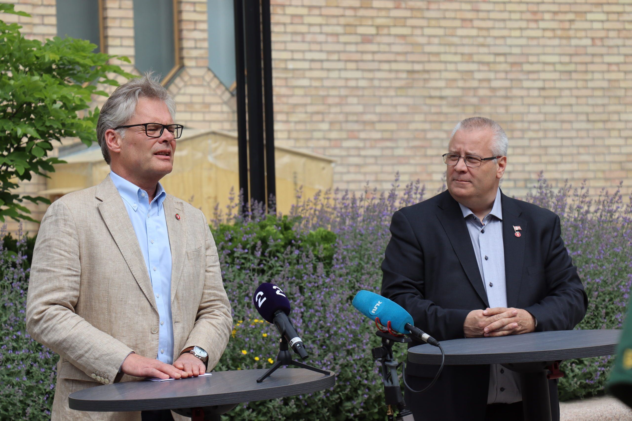 Hans Andreas Limi og Bård Hoksrud på Frps pressekonferanse om revidert nasjonalbudsjett 2021.
