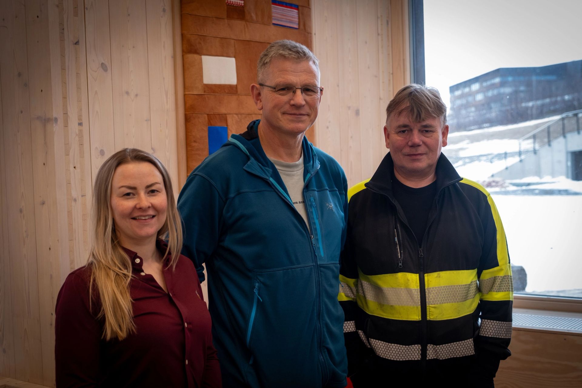 Berit Anette Sokki Sabbasen,Tor Eirik Toft og Mikkel Nils Bals står sammen inne på Kautokeino skole.