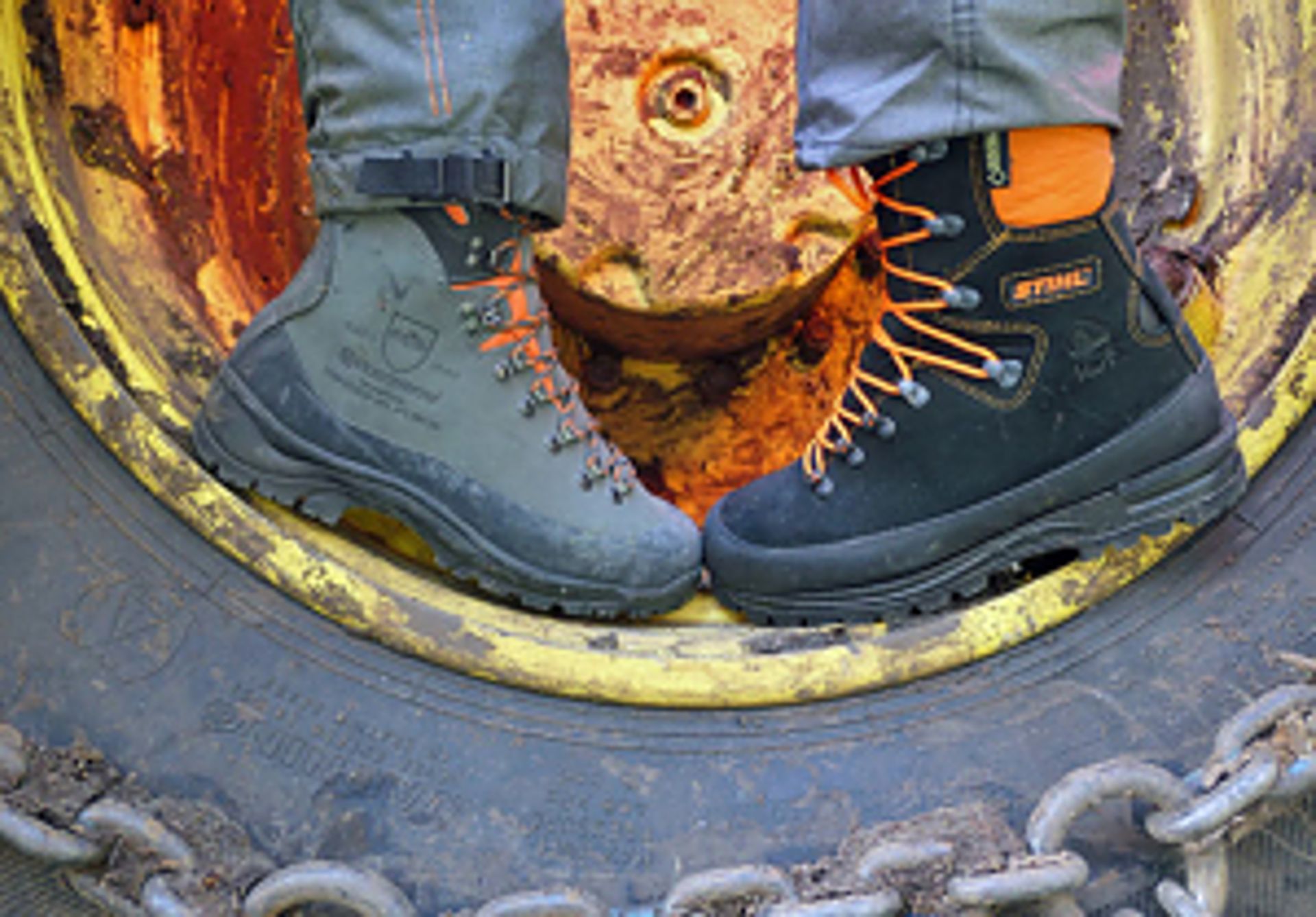 De gamle blyloddene av noen vernestøvler er byttet ut med lettere og varmere varianter. Her Technical 24 m/s fra Husqvarna (t.v.) og goretex Advance GTX fra Stihl. Foto: Roar Ree Kirkevold.