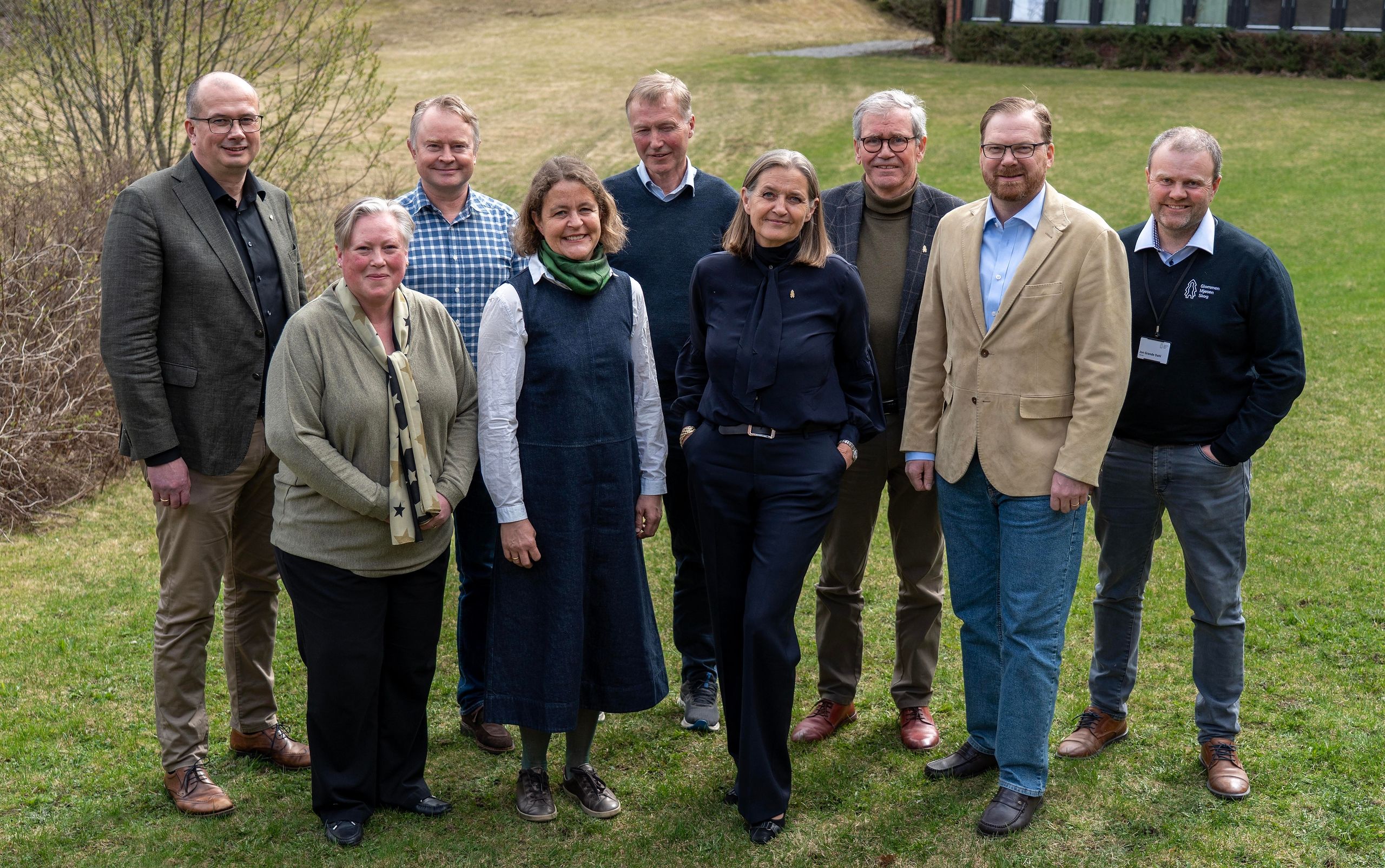 Det nye styret etter årsmøtet på Biri 24. april 2026. Fra venstre: Even Ifarness, Elisabeth Gill, Jens Naas-Bibow, Elisabeth Gjems, Ole Gunnar Johnsrud, Heidi Hemstad, Einar Enger, Rolf Th Holm og Jon Grande Dahl. Cecilie Gaarder Skaug var ikke til stede da bildet ble tatt. Alle foto: Hans Haug