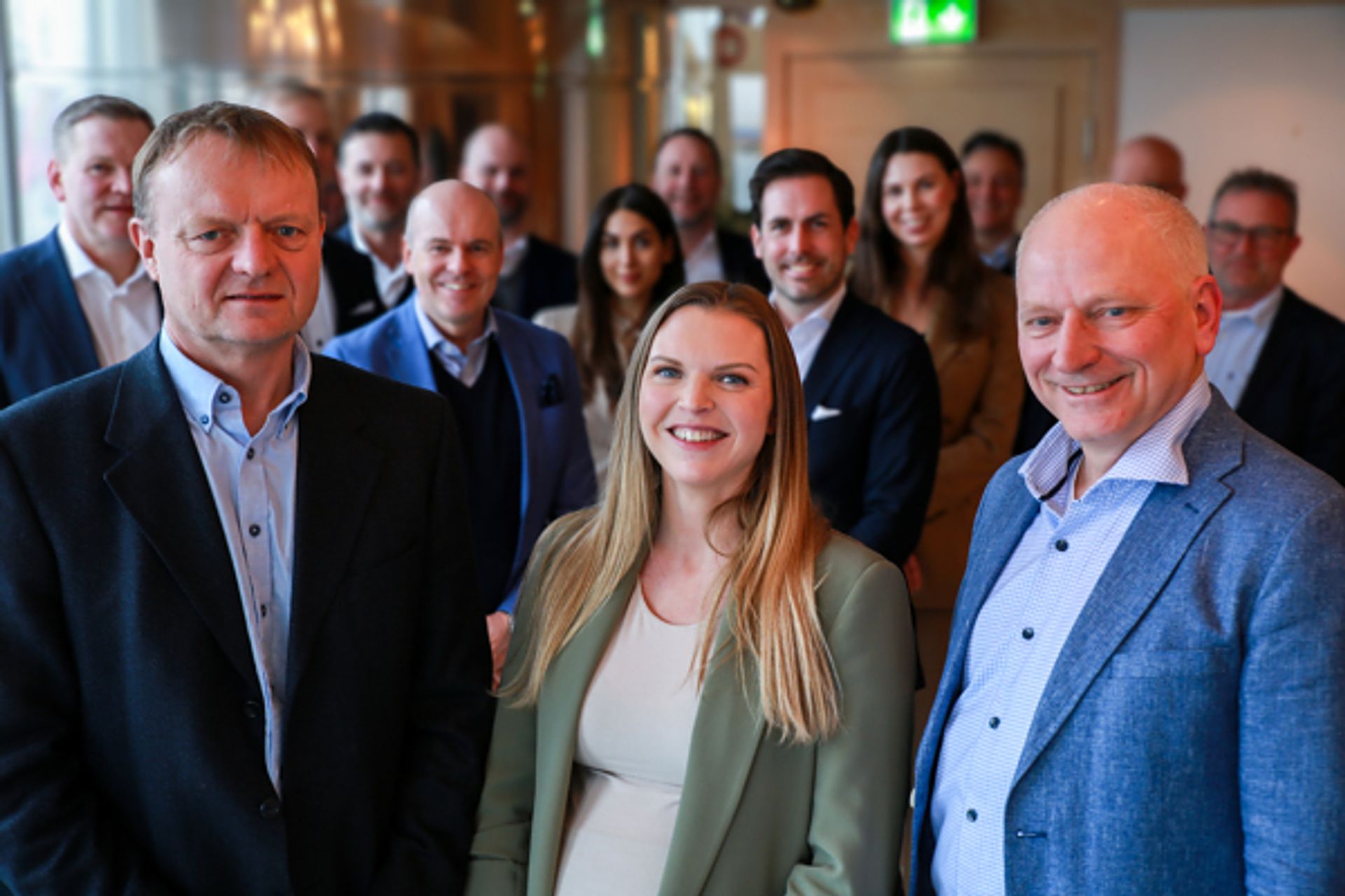 Fra v. direktør marked og logistikk i AT Skog, Hans Erik Røra, adm.dir. Kjersti Denver i Viken AT Market og daglig leder i AT Skog Logistikk, John Elter, sammen med alle aktørene som gjør den grønne skipsfrakten mulig. Foto: Sveinung Tvedt/Grieg Maritime Group