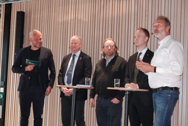 PANELDEBATT: fra venstre: ordstyrer André Nerheim, stortingsrepresentant Erlend Larsen (H), stortingsrepresentant Morgan Langfeldt (Frp), statssekretær i Klima- og miljødepartementet Kristoffer André Hansen (Ap) og stortingsrepresentant Trond Giske (Ap).