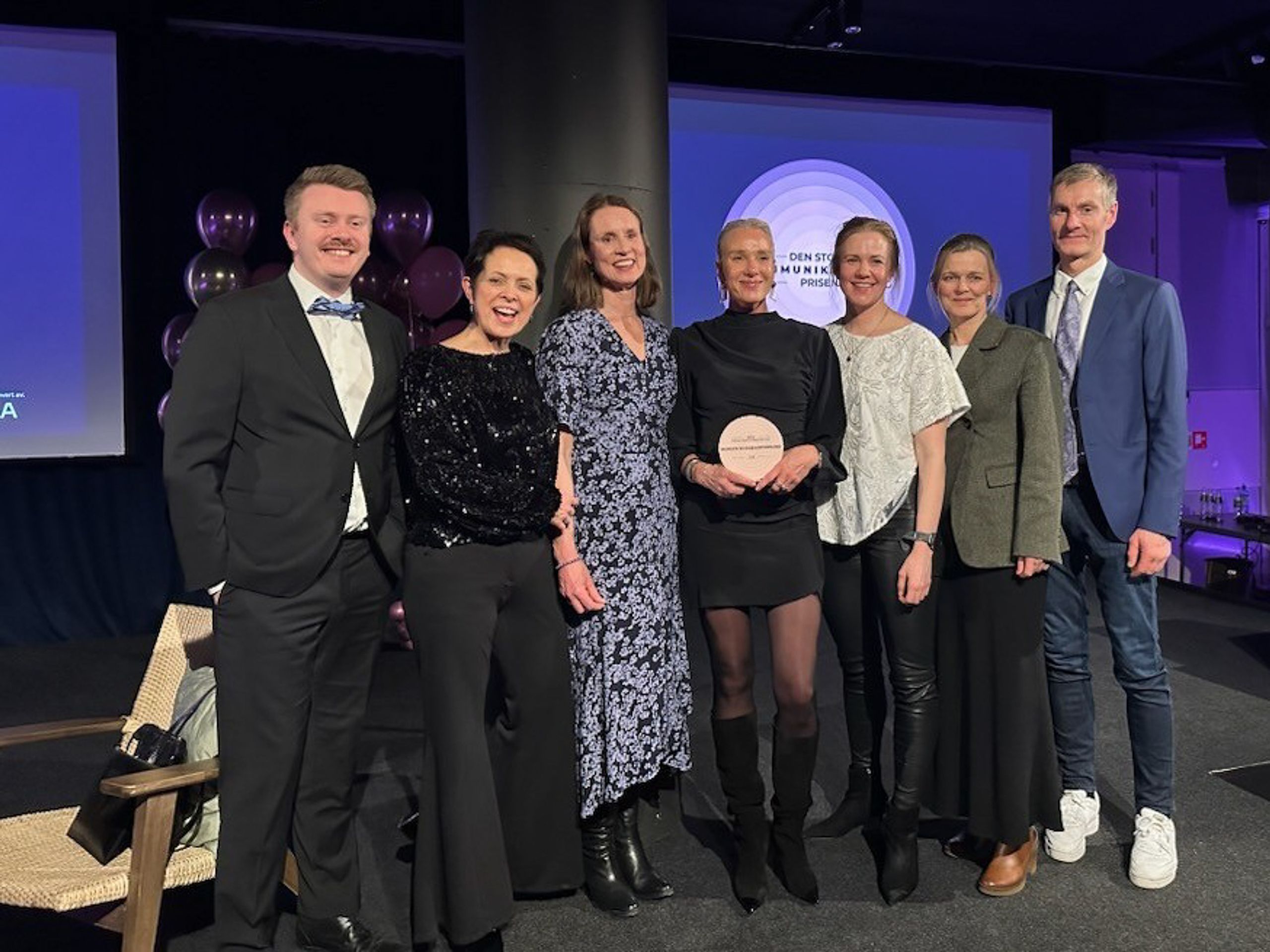 FORNØYDE PRISVINNERE: Erik Fløan (Allskog), Karin Klingenberg Hokstad (Allskog), Guro Breck (Glommen Mjøsen Skog), Gjyri Helén Werp (Skogeierforbundet), Hanne Røn Arntsen (Skogeierforbundet), Stine Solbakken (FramTre) og Bjørn Hugo Pettersen (Viken Skog) har bidratt inn i Skogløftet.