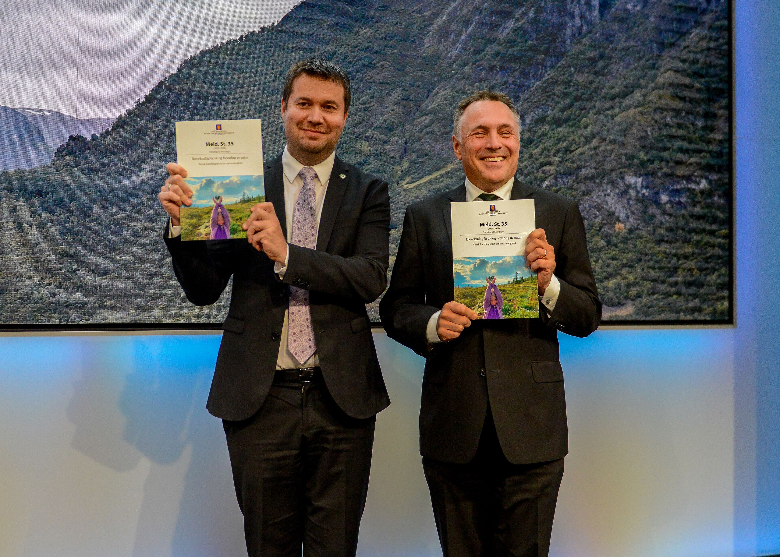 Fredag 27. september la klima- og miljøminister Tore O. Sandvik (Ap) og landbruks- og matminister Geir Pollestad (Sp) fram regjeringens stortingsmelding om naturmangfold.