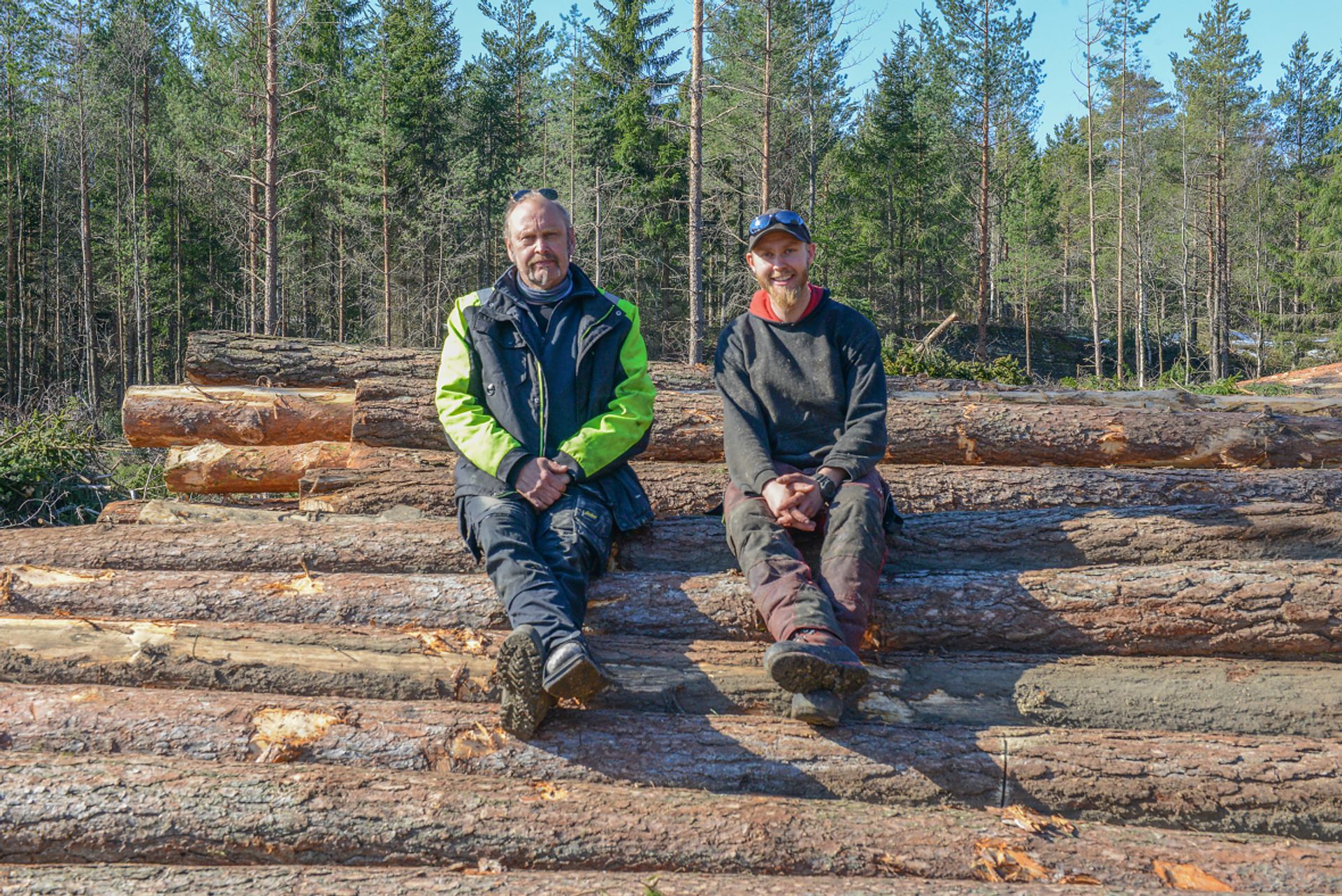 Far og sønn Wrold og Wrold Mangård Hødnebø tar seg fri fra jobben hvert år mellom jul og påske for å arbeide i skogen.