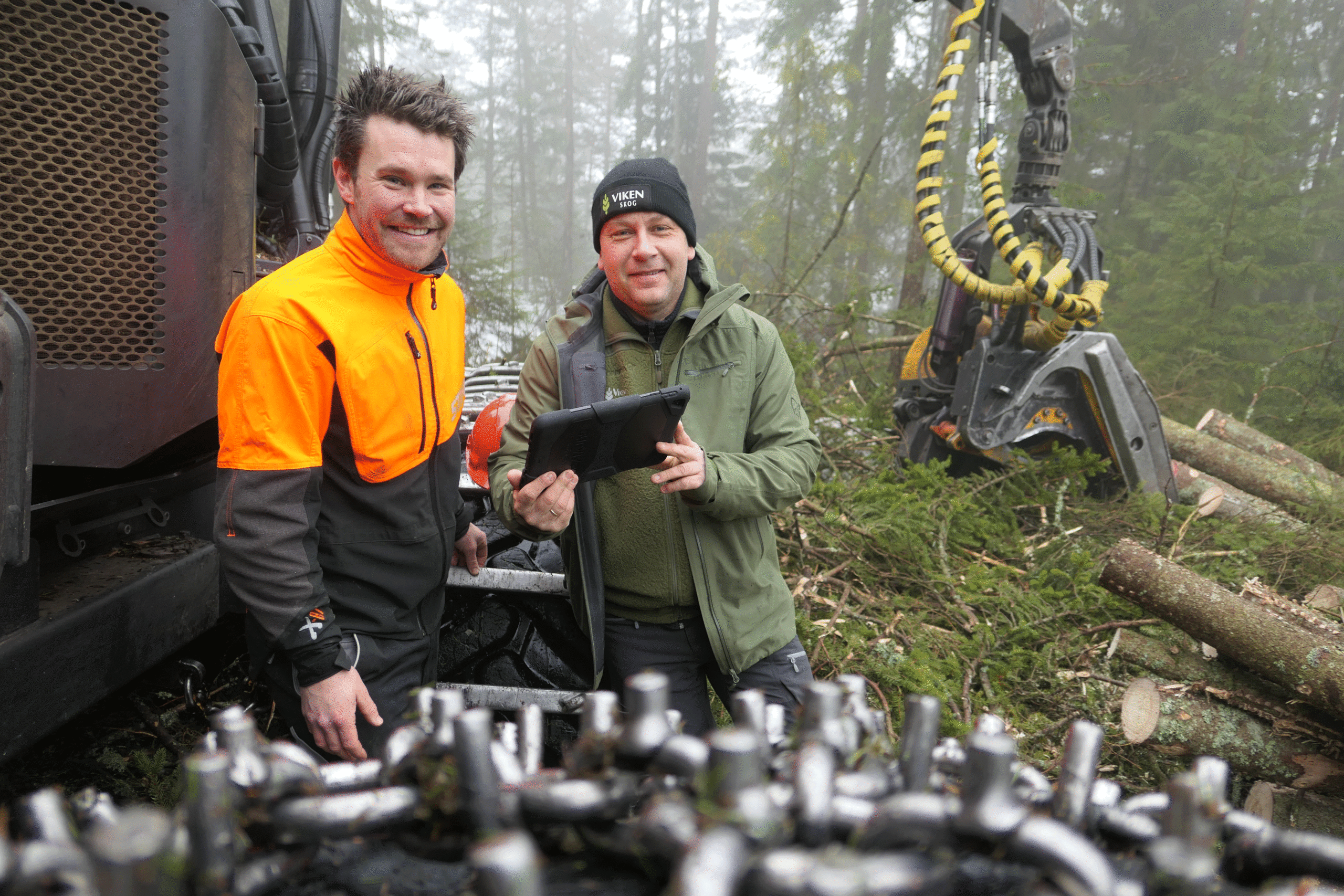 Bjørn Victor Folkvord synes det er godt å få faglige råd om skogsdrift av Håkon Bingen, skogbruksleder i Viken Skog.