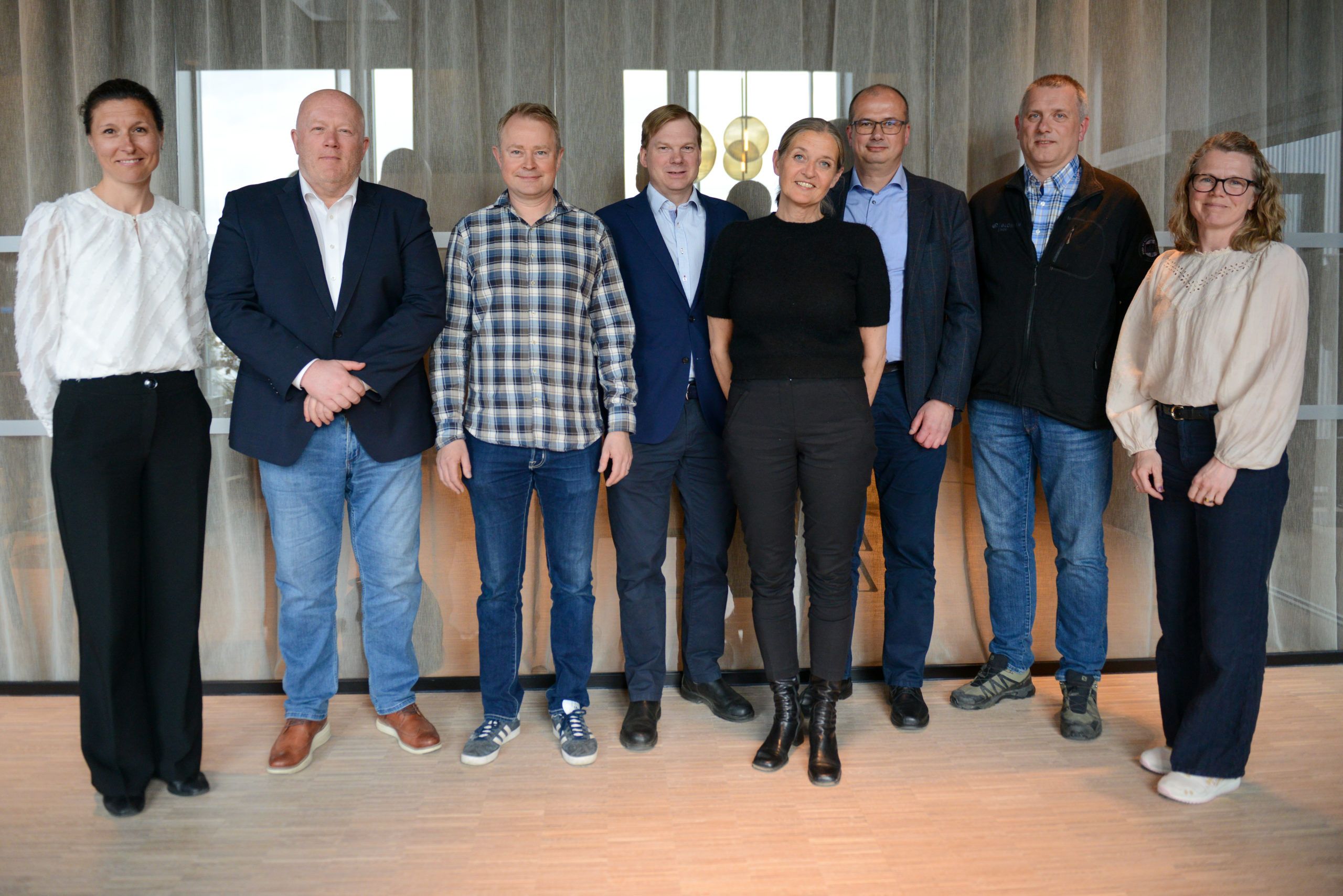 Nytt styre: F.v: Sigrid Bergseng, Peer Jacob Svenkerud, Jens Naas-Bibow, Rolf Th. Holm, Heidi Hemstad, Even Ifarness, Espen Carlsen og Anne Mæhlum. Ikke tilstede da bildet ble tatt: Siv Høye og Einar Enger. Foto: Marius Lippestad