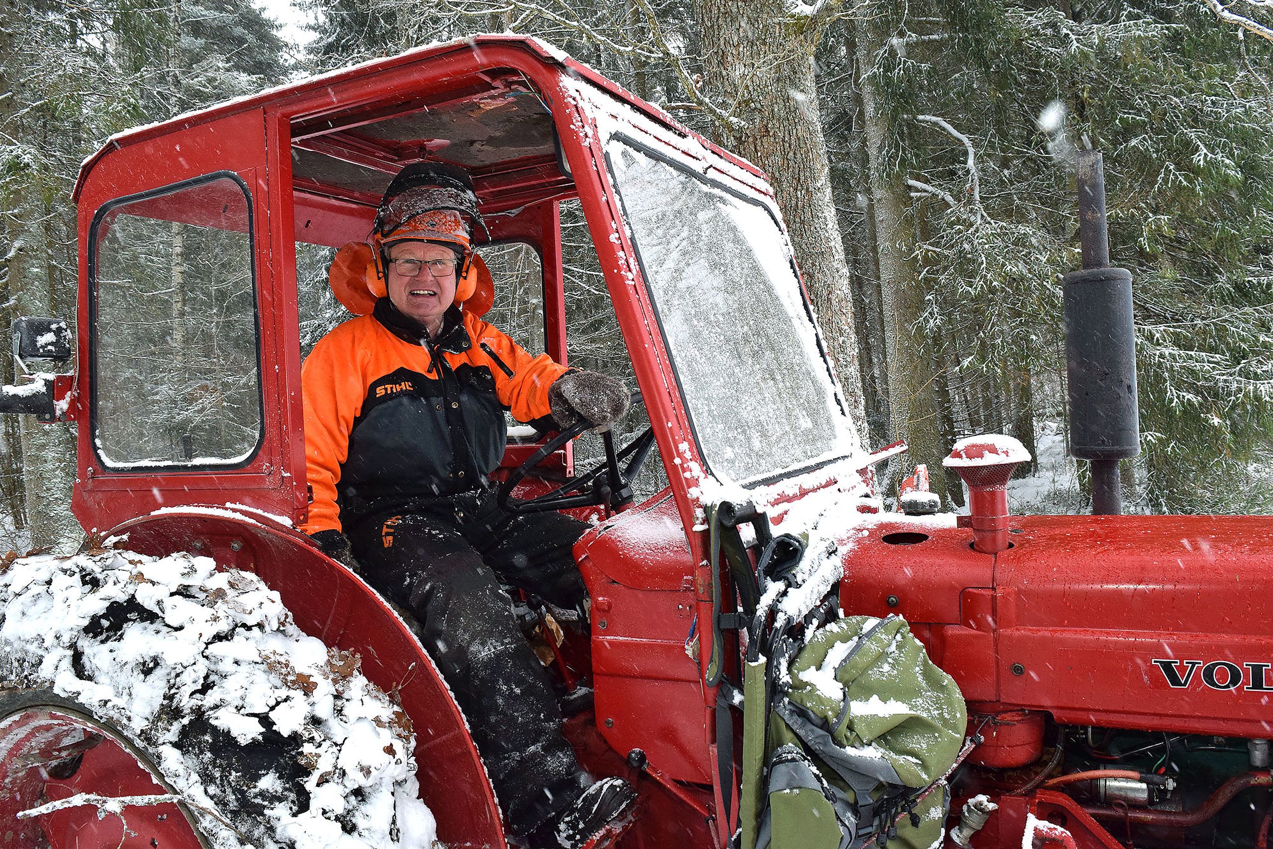 Øystein Grønnerød mener det er god rekreasjon å holde på i egen skog. Han får også fin skog og god økonomi av å stelle og passe på skogen sin selv, mener han.