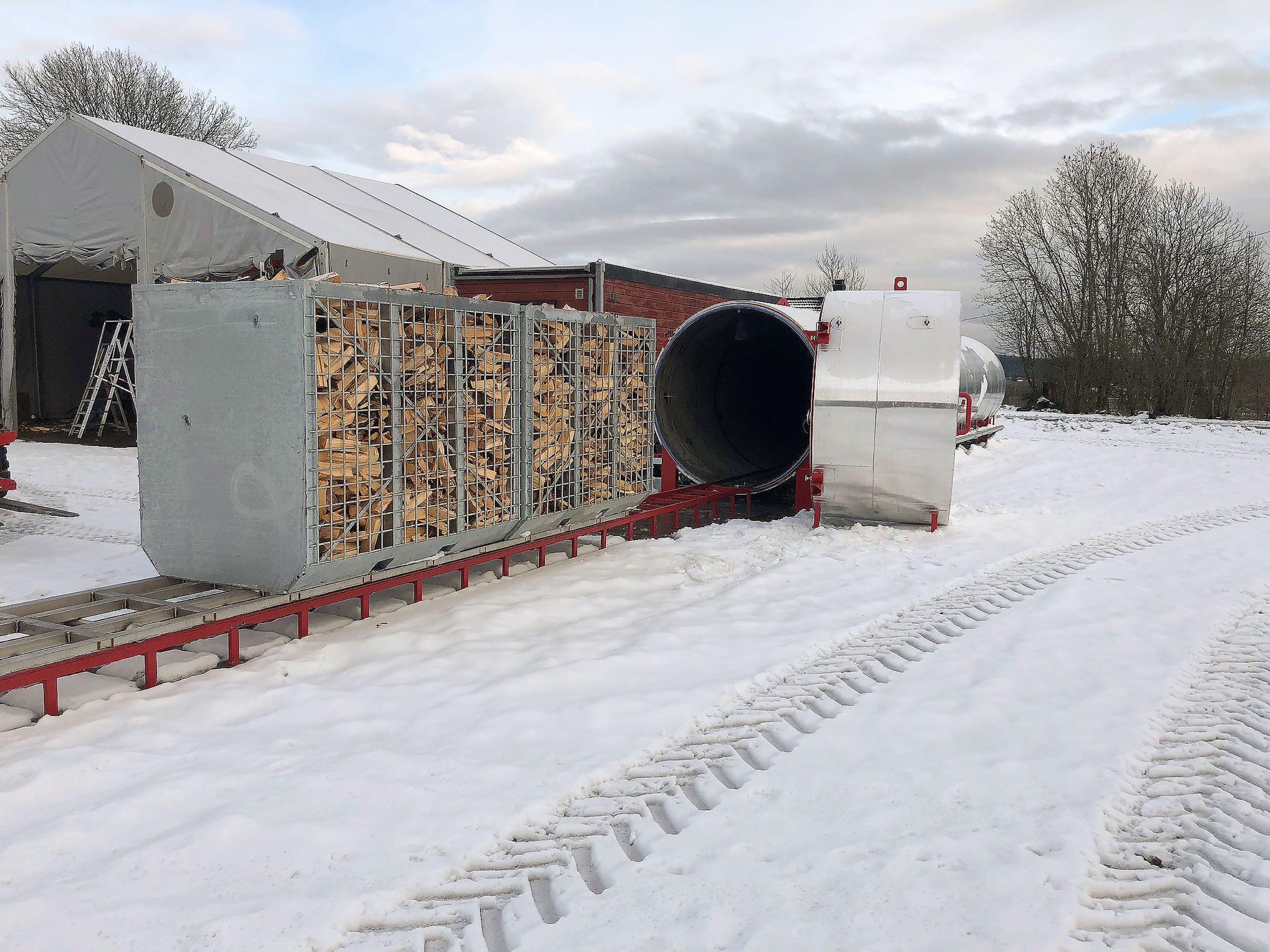 Veden kjøres inn i vakuumtørka hos Ramnesved i Vestfold. Foto: Inmark