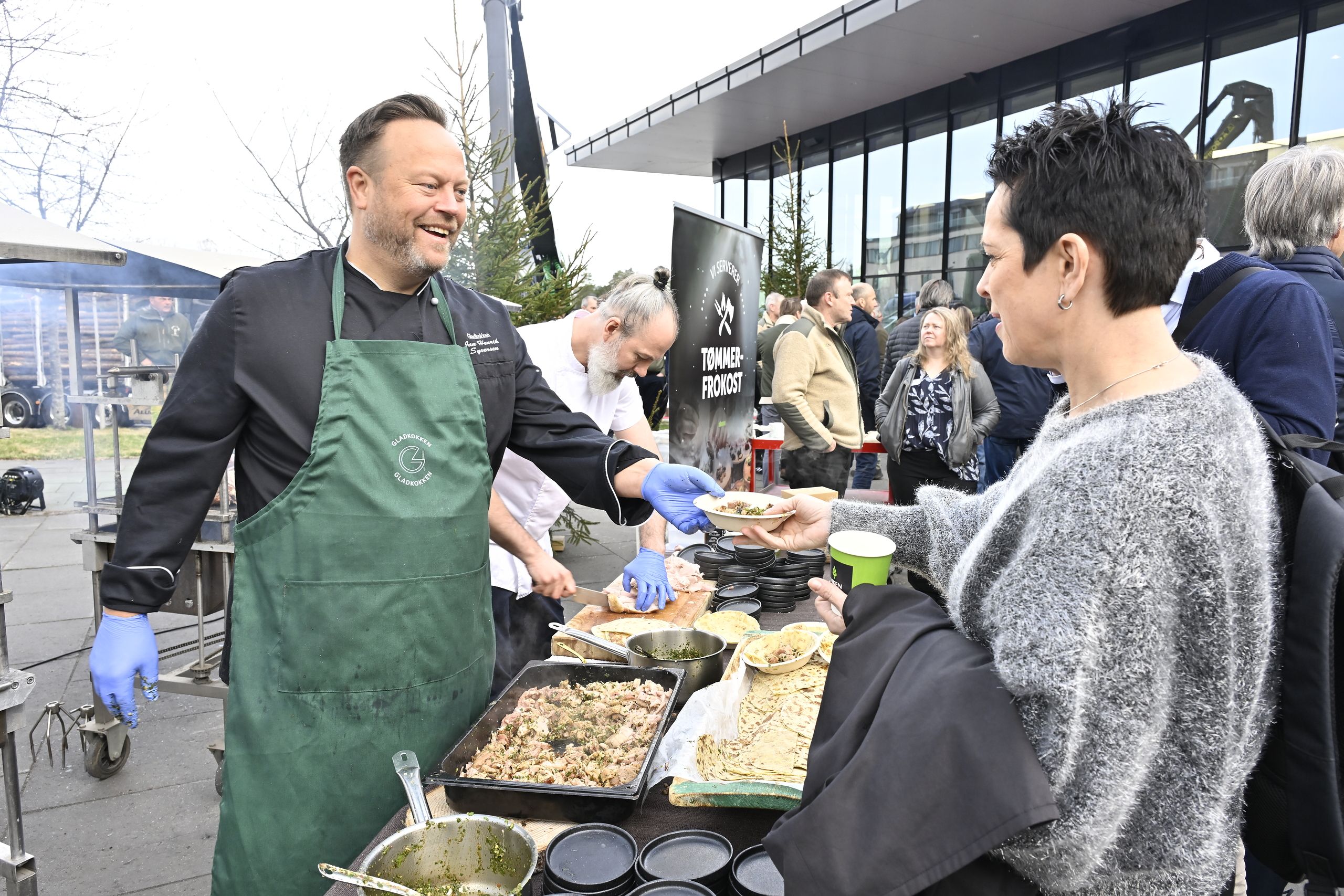 «Gladkokken» serverte deilig tømmerfrokost før Tømmer & Marked satt i gang.