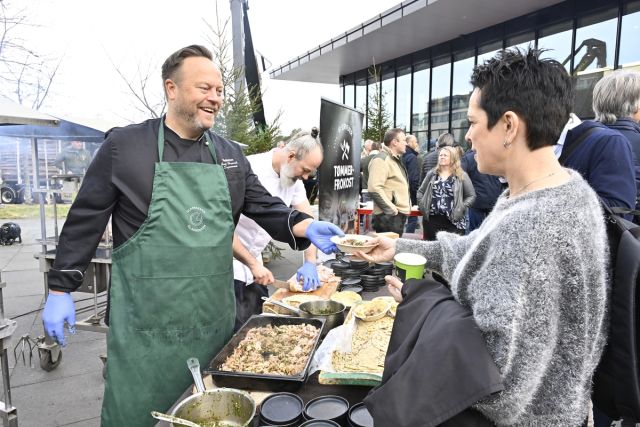 «Gladkokken» serverte deilig tømmerfrokost før Tømmer & Marked satt i gang.