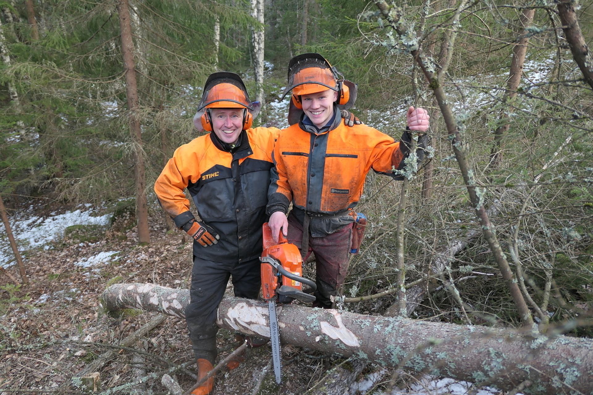 Selv om Torvild (t.v) bruker laaang tid på avislesing lørdagsmorgee, er far og sønn veldig ofte i skogen sammen. Ekte skogglede.