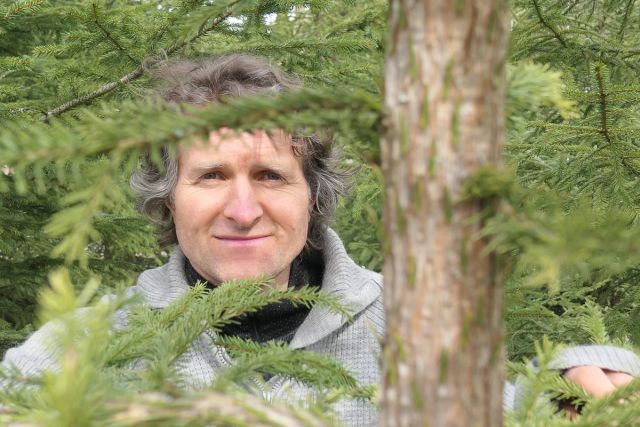 – Jeg gjør det ikke for penger, men for roa i skogen, og kanskje for å sette spor, sier forfatter og skogplanter Thor Gotaas