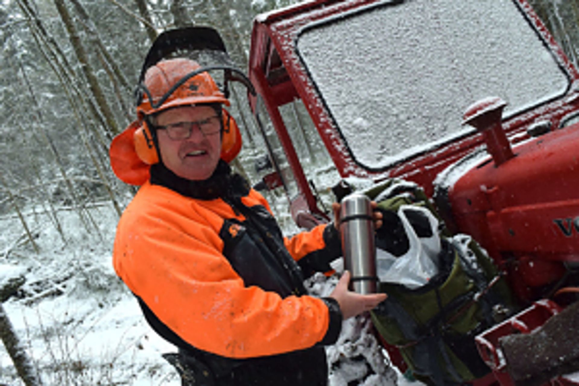 Det er koselig å være ute i skogen, synes Øystein, som aldri har det mer travelt enn at han kan nyte en medbrakt kaffetår når han er ute.
