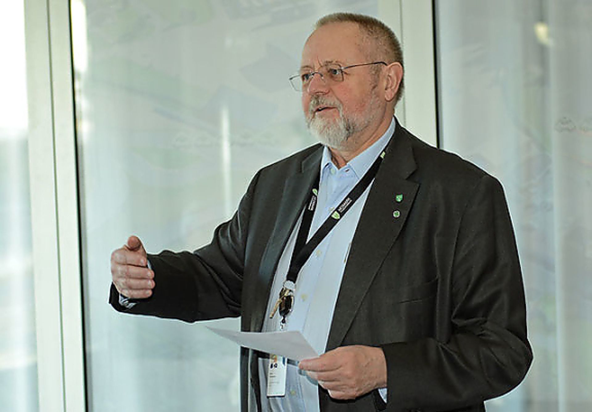 Stein Tronsmoen fra Innlandet fylkeskommune var positiv til prosjektet, men samtidig litt bekymret for at det vil medføre økte kostnader til vegvedlikehold for fylkeskommunen. Foto: Åsmund Lang.
