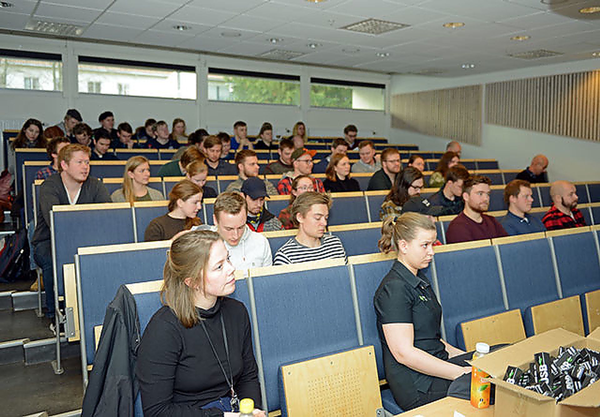 Rundt 50 deltakere hadde funnet veien til gårsdagens møte mellom skognæringen og skogstudentene, arrangert av Velg Skog.